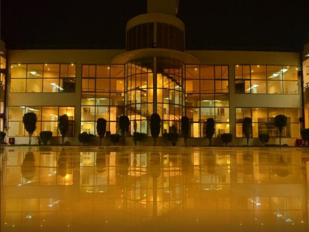 Hotel Seven Sky Clarks Exotica Bhuj Exterior foto