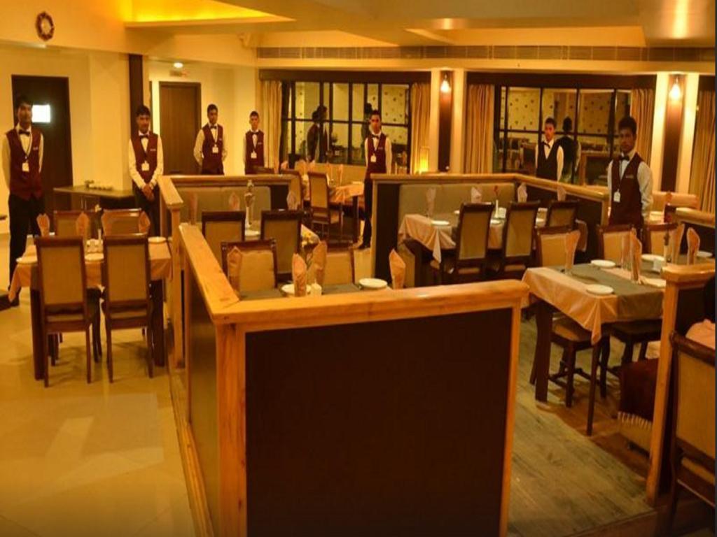 Hotel Seven Sky Clarks Exotica Bhuj Exterior foto